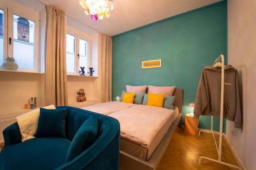 Säng eller sängar i ett rum på Charles & Kätchen style Zentrum-Süd