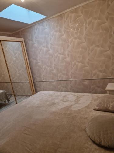 1 dormitorio con 1 cama grande y tragaluz en Logement point du jour en Auneuil