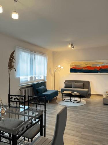 貝爾拉克斯的住宿－Cozy Appartement Belvaux，客厅配有沙发和桌子