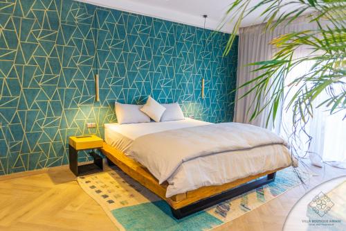 - une chambre avec un lit et un mur vert dans l'établissement Villa Boutique Amani, à Marrakech