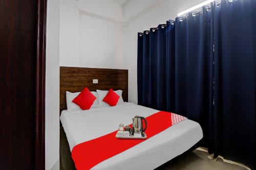 um quarto com 2 camas com cortinas vermelhas e azuis em Flagship Pride Inn em Bangalore