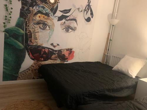 een slaapkamer met een bed met een schilderij aan de muur bij La Mongie Tourmalet, 2 a 4 couchages, pied de pistes, station de ski in Bagnères-de-Bigorre