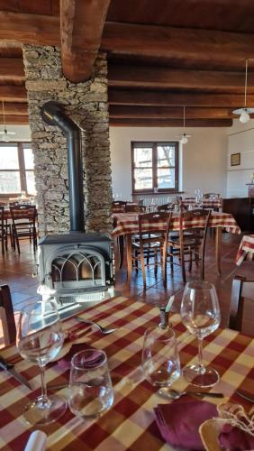 uma mesa com copos de vinho e um fogão num restaurante em MonvisoRelax em Ostana