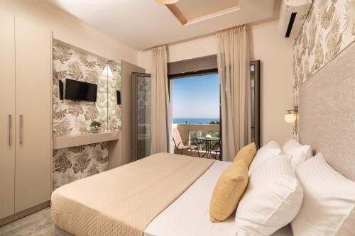 Lazai Villa في مدينة زاكينثوس: غرفة نوم مع سرير وإطلالة على المحيط
