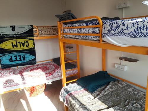 Poschodová posteľ alebo postele v izbe v ubytovaní Lotus View Living by Three Peace Soup