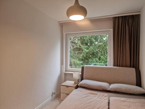 1 dormitorio con cama y ventana en Moscow Areal Suite en Baden-Baden