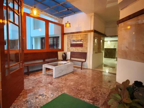 Majoituspaikan Hotel Prasanth aula tai vastaanotto