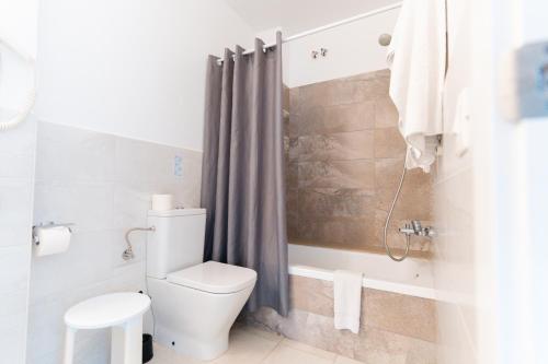 uma casa de banho com um WC e um chuveiro em Apartamentos Loar em Ferreries