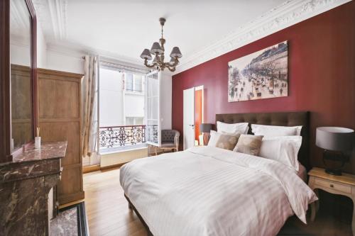 Кровать или кровати в номере Séjours Parisiens / Suite Le Royal / 4*