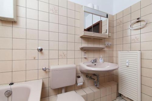 Ένα μπάνιο στο Essen City quiet flat with terrace and garden