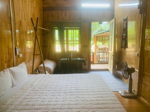 枚州的住宿－Green homestay Mai chau，一间卧室,卧室内配有一张大床