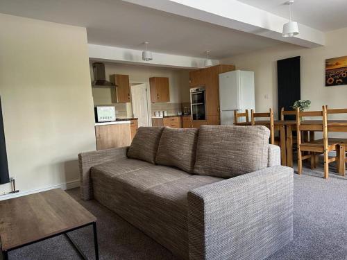 uma sala de estar com um sofá e uma cozinha em Lovely 2-Bed Apartment in Stroud em Stroud