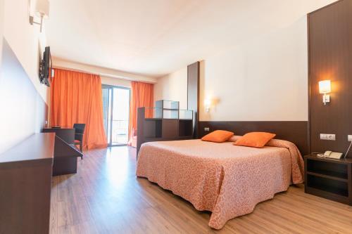 a hotel room with a bed and a television at Hotel Loar Ferreries in Ferreries