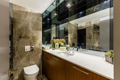 La salle de bains est pourvue d'un lavabo, de toilettes et d'un miroir. dans l'établissement Chic Flat w Backyard 5 min to Akmerkez in Besiktas, à Istanbul