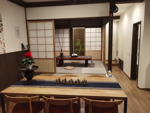 京都市にある秋桜館Cosmosのテーブルと椅子が備わる客室で、