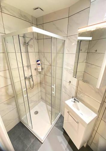 une salle de bain avec douche et lavabo dans l'établissement Studio cosy - Proche mer et gare, à Nice