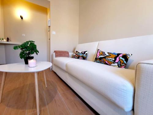 un salon avec un canapé blanc et une table dans l'établissement Studio cosy - Proche mer et gare, à Nice
