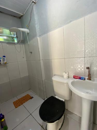 een badkamer met een toilet en een wastafel bij Chalé em Ilhabela in Ilhabela
