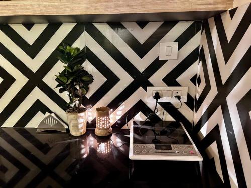 uma cozinha com uma parede em preto e branco em Hotel Evara em Mussoorie