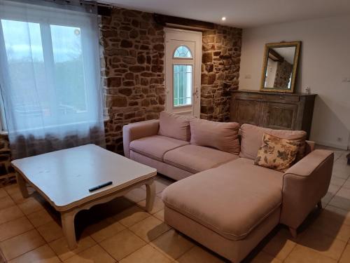 een woonkamer met een bank en een salontafel bij gite Conan in Plourivo