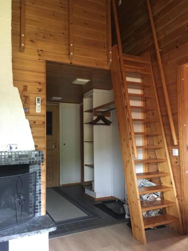 a staircase in a cabin with a fireplace at Tahkon mökki in Tahkovuori