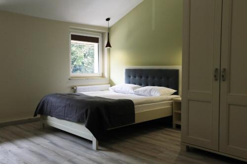 Un dormitorio con una cama grande con ventana. en Hotel Golden lemon Готель Золотий лимон, en Leópolis