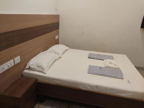 uma cama com duas toalhas num quarto em Hotel Alankar em Kanyakumari