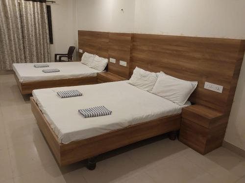 two beds in a hotel room at Hotel Alankar in Kanyakumari