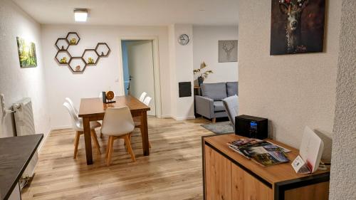 sala de estar con mesa y comedor en Ferienwohnung Albbruck/Albert en Albbruck