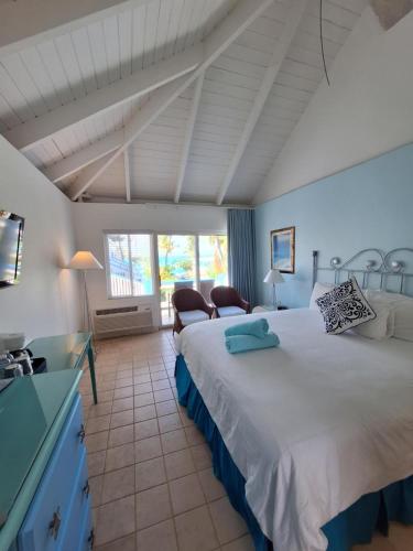 1 dormitorio grande con 1 cama grande y ventana en Sibonne Beach Hotel, en Grace Bay