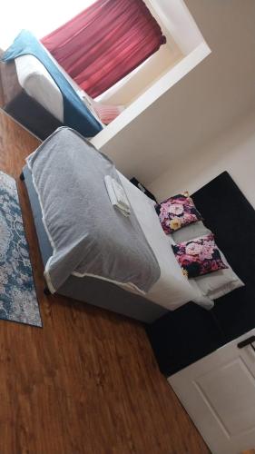 威廉王城的住宿－13 Maitland Road，卧室内带一张床,享有风景