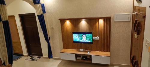 TV a/nebo společenská místnost v ubytování Swasthi Griha