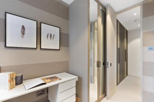 a dressing room with a mirror and a dressing table at Knightsbridge & Chelsea Lux apartments in London