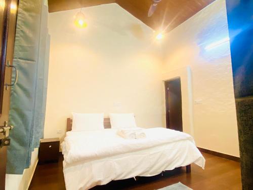 Giường trong phòng chung tại The Birsani cafe and resort