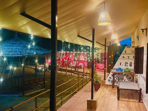 un bâtiment avec des lumières de Noël et une scène dans l'établissement The Birsani cafe and resort, à Jhājra