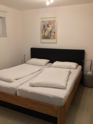 two twin beds in a room with at Wohnung in gehobener Lage in Bruchsal