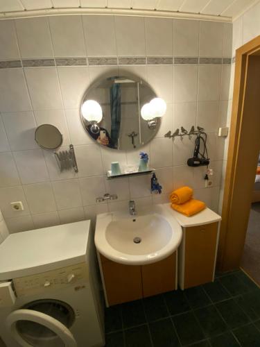 Ένα μπάνιο στο Große Helle Wohnung am Wald in Bad Saarow Nahe Grünheide und Berlin Souterrain