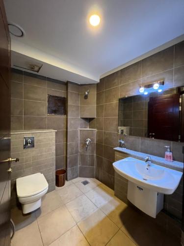 een badkamer met een toilet en een wastafel bij Sky Suite in Islamabad