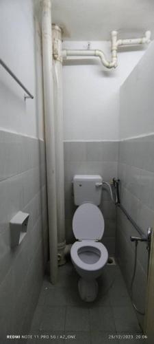 Kampong TelokにあるMY HOMESTAY PANGSAPURI SUTERA 2のバスルーム(白いトイレ、パイプ付)