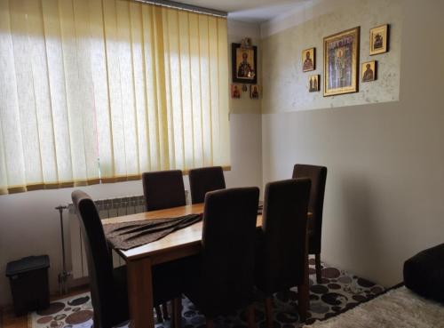 a dining room with a table and chairs at Stan na dan Pale Apartman Danica in Pale