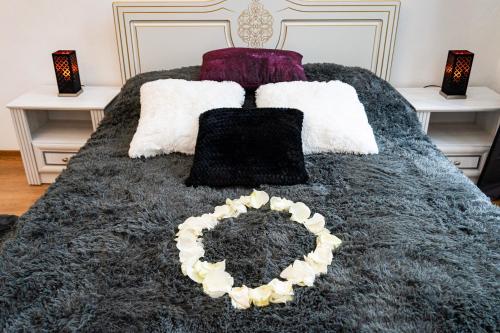- un lit avec une couverture grise et des oreillers dans l'établissement Black Gold Kingdom, à Prague