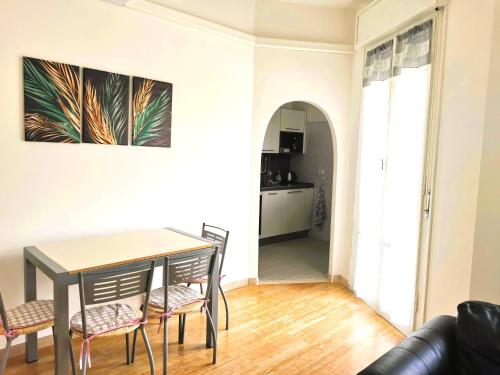 a dining room with a table and chairs at Appartamento Gioia Lugo a 5m da Maria Cecilia Hospital in Lugo
