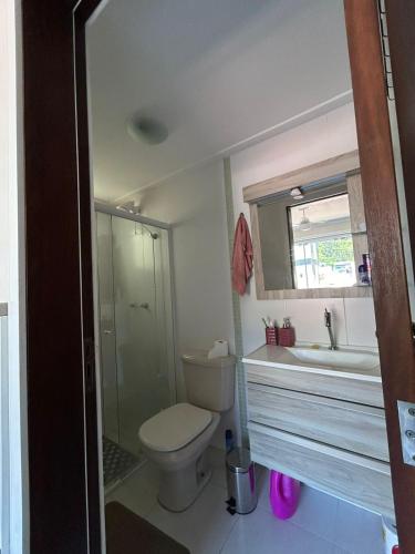 ein Bad mit einem WC und einem Waschbecken in der Unterkunft Suíte privativa - Praia do Canto Grande, Bombinhas in Bombinhas