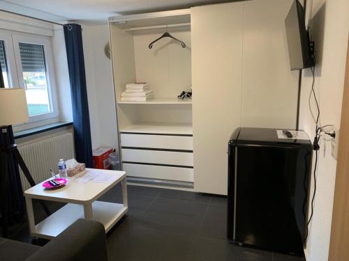 Kuchyň nebo kuchyňský kout v ubytování Günstige Zimmer-Unterkunft Zimmer mit Gemeinschaftsbad