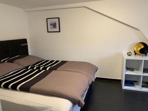 Tempat tidur dalam kamar di Günstige Zimmer-Unterkunft Zimmer mit Gemeinschaftsbad