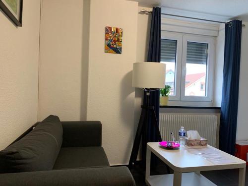 Ruang duduk di Günstige Zimmer-Unterkunft Zimmer mit Gemeinschaftsbad