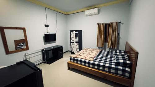 Tempat tidur dalam kamar di Setiya Homestay