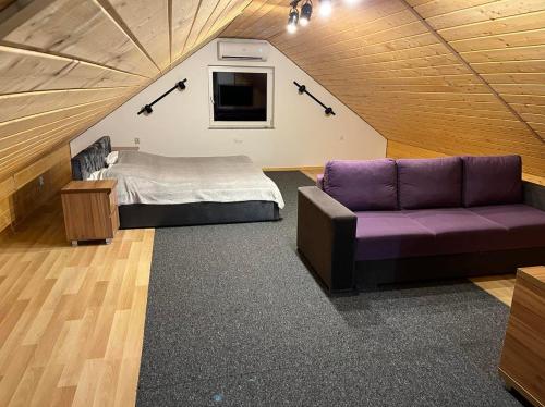 ステグナにあるPokoje Goscinne A.A.Malinowscyのベッド1台とテント内のソファが備わる客室です。