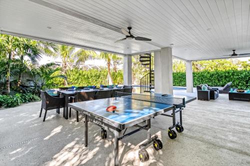 een patio met een tafeltennistafel en stoelen bij All Oar Nothing - 171 in Sarasota
