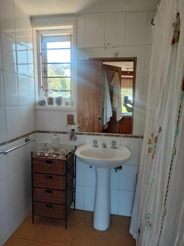 a bathroom with a sink and a mirror at Casa Isla Negra con hermosa vista al mar in Isla Negra